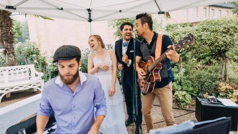 Hochzeitssänger Michael live bei der Trauung in festlicher Atmosphäre.